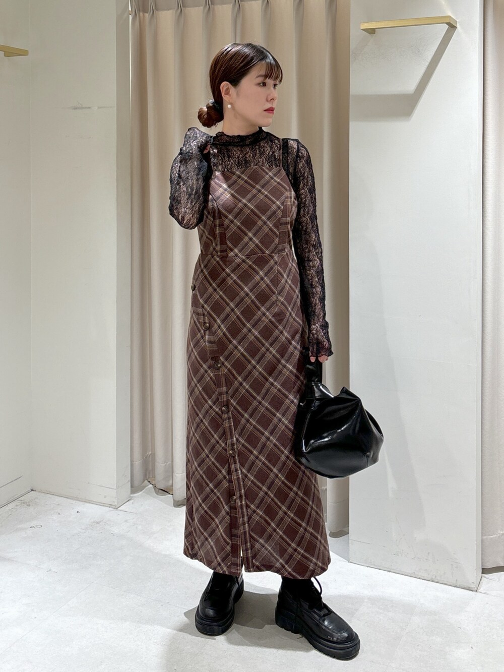 ブラウン系のワンピース、ホワイト系のカーディガン/ボレロ、ブラック系のTシャツ/カットソーを着用したレディースの冬コーディネートの5枚目の写真