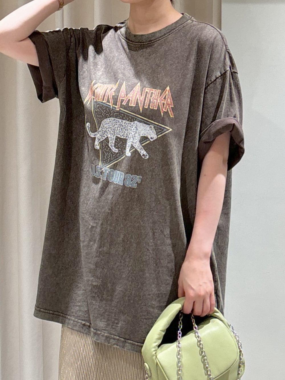 ブラウン系のTシャツ/カットソー、ゴールド系のスカート、グリーン系のショルダーバッグを着用したレディースの夏コーディネートの8枚目の写真