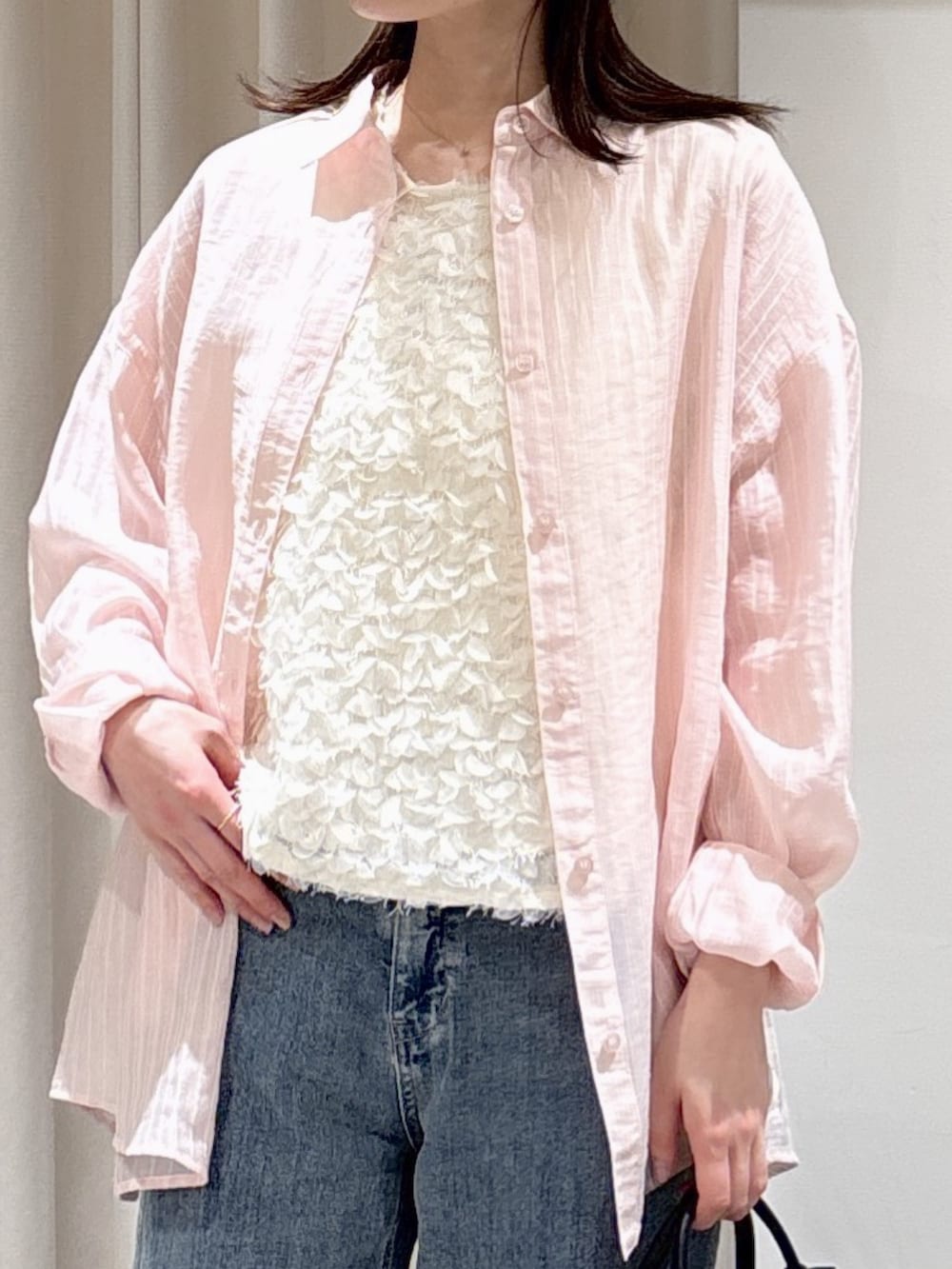 ピンク系のシャツ/ブラウス、ホワイト系のシャツ/ブラウス、ブルー系のデニムパンツを着用したレディースの春コーディネートの4枚目の写真