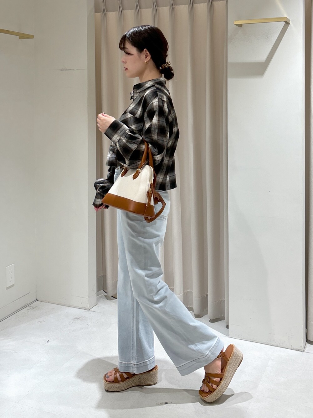 ブラウン系のシャツ/ブラウス、ブルー系のデニムパンツ、ベージュ系のサンダルを着用したレディースの夏コーディネートの3枚目の写真