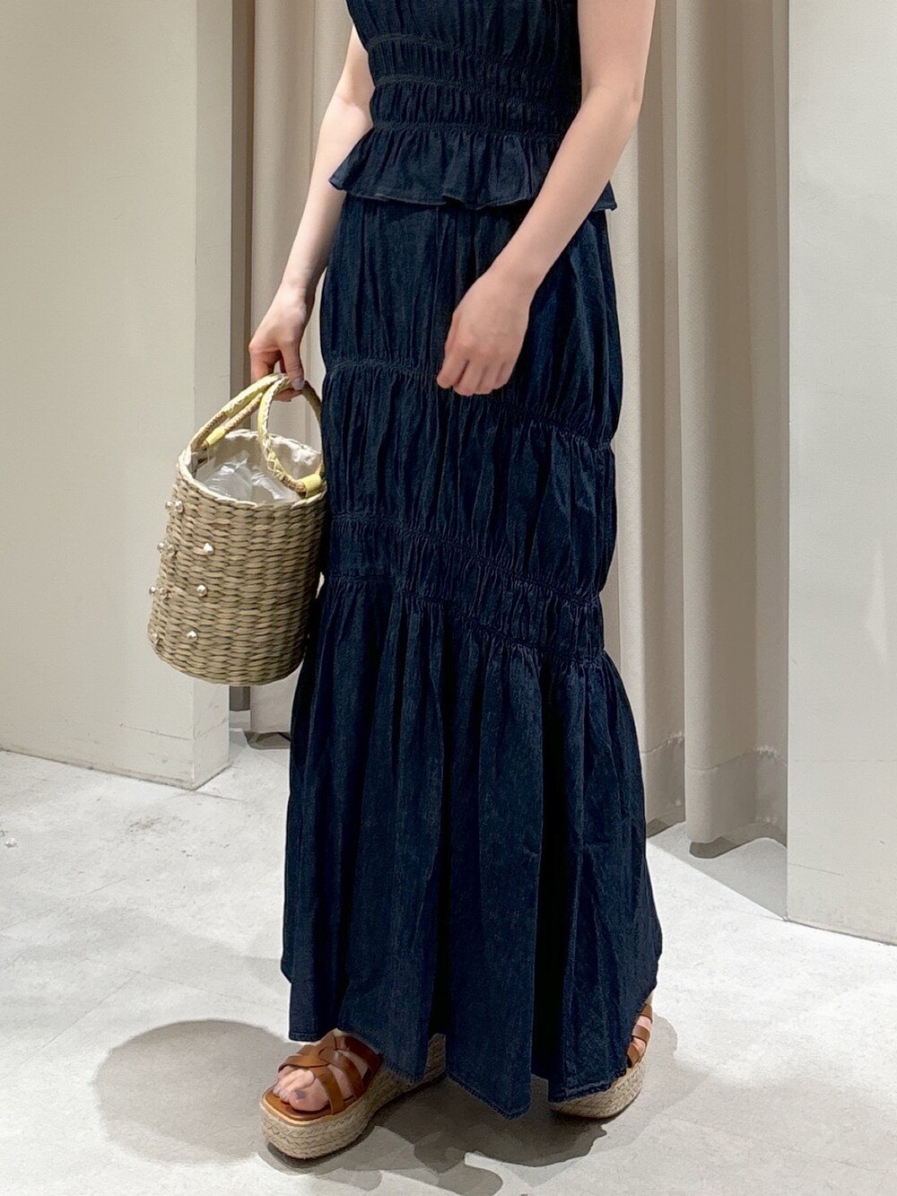 ブルー系のワンピース、レッド系のタンクトップ、イエロー系のかごバッグを着用したレディースの夏コーディネートの10枚目の写真