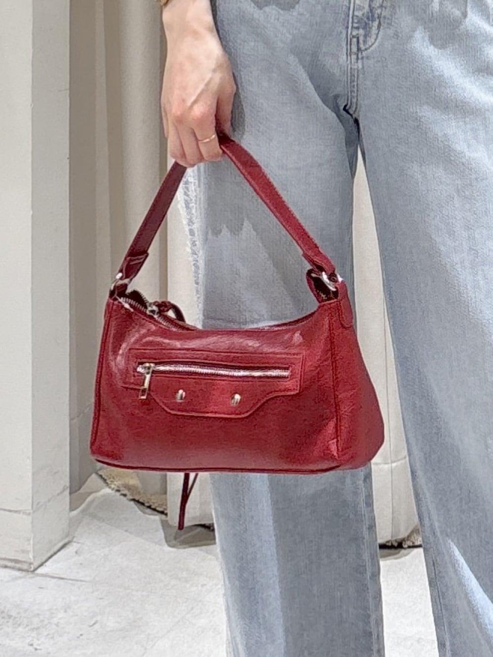 ホワイト系のシャツ/ブラウス、ホワイト系のシャツ/ブラウス、レッド系のショルダーバッグを着用したレディースの夏コーディネートの6枚目の写真