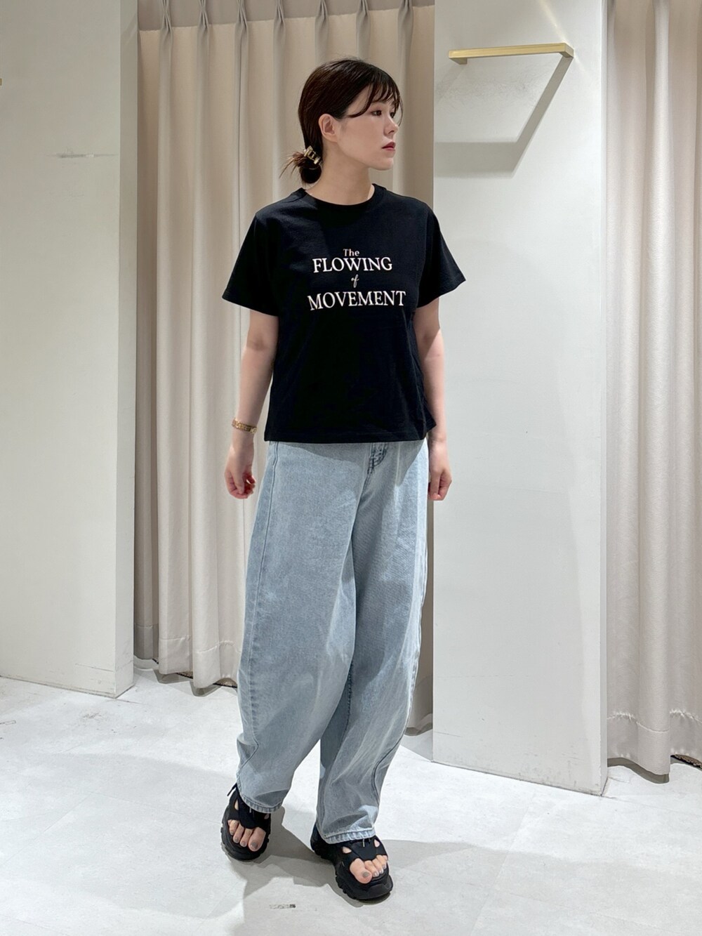 ブラック系のTシャツ/カットソー、ブラック系のシャツ/ブラウス、ブルー系のハンドバッグを着用したレディースの秋コーディネートの9枚目の写真