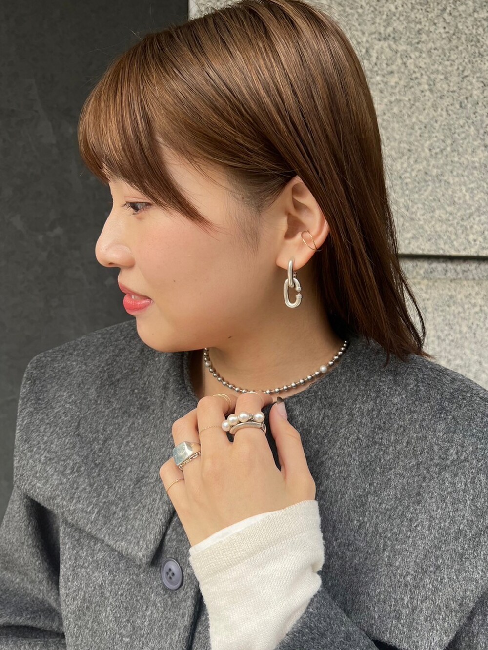 「コート、シンプル、冬コーデ、モノトーン、大人コーデ、きれいめカジュアル、パンツスタイル、パンツコーデ、冬アウター、ファッションの力を信じよう」｜「GIUNONのbig collar coat / ビッグカラーコート（その他アウター、グレー系）」を使った、e.m.さん（レディース・160cm）の冬コーディネートの2枚目の写真