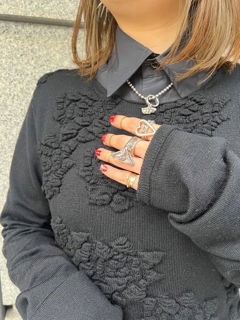 「ワンピース、スカート、ブラック、COMME des GARCONS、ブラックコーデ、冬コーデ、アクセサリー、冬、シルバーアクセサリー、ファッションの力を信じよう」｜「NON TOKYOのFLOWER PATCH SHIRTS ONE-PIECE（ワンピース、ブラック系）」を使った、e.m.さん（レディース・158cm）の冬コーディネートの2枚目の写真