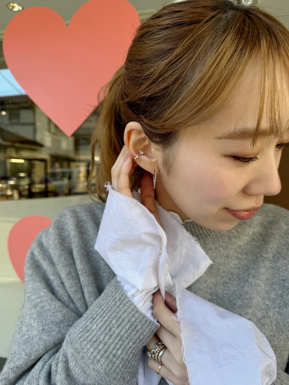 「ニット、スカート、ブーツ、UNIQLO、大人カジュアル、アクセサリー、ユニクロ、シャツスタイル、e.m.(e.m.)、シルバーアクセサリー」｜「5525GalleryのSHIRT FIRSTHAND by 5525gallery/シャツファーストハンド バイ 5525ギャラリー SHT FH マルチWAY フリルシャツ（シャツ/ブラウス、ホワイト系）」を使った、e.m.さん（レディース・163cm）の冬コーディネートの2枚目の写真