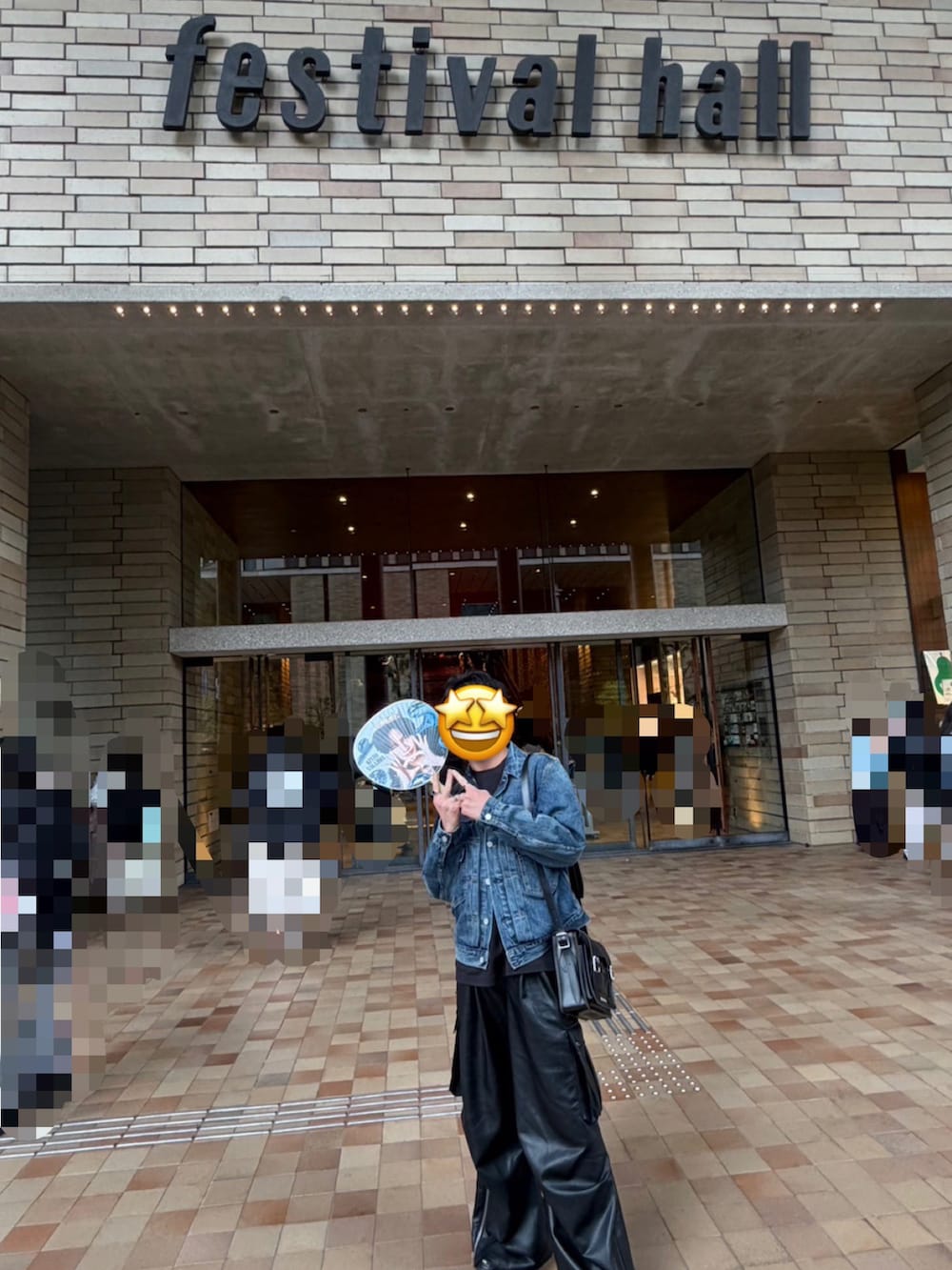 ブラック系のショルダーバッグ、ブラック系のスニーカー、ブルー系のデニムジャケットを着用したメンズの春コーディネートの2枚目の写真