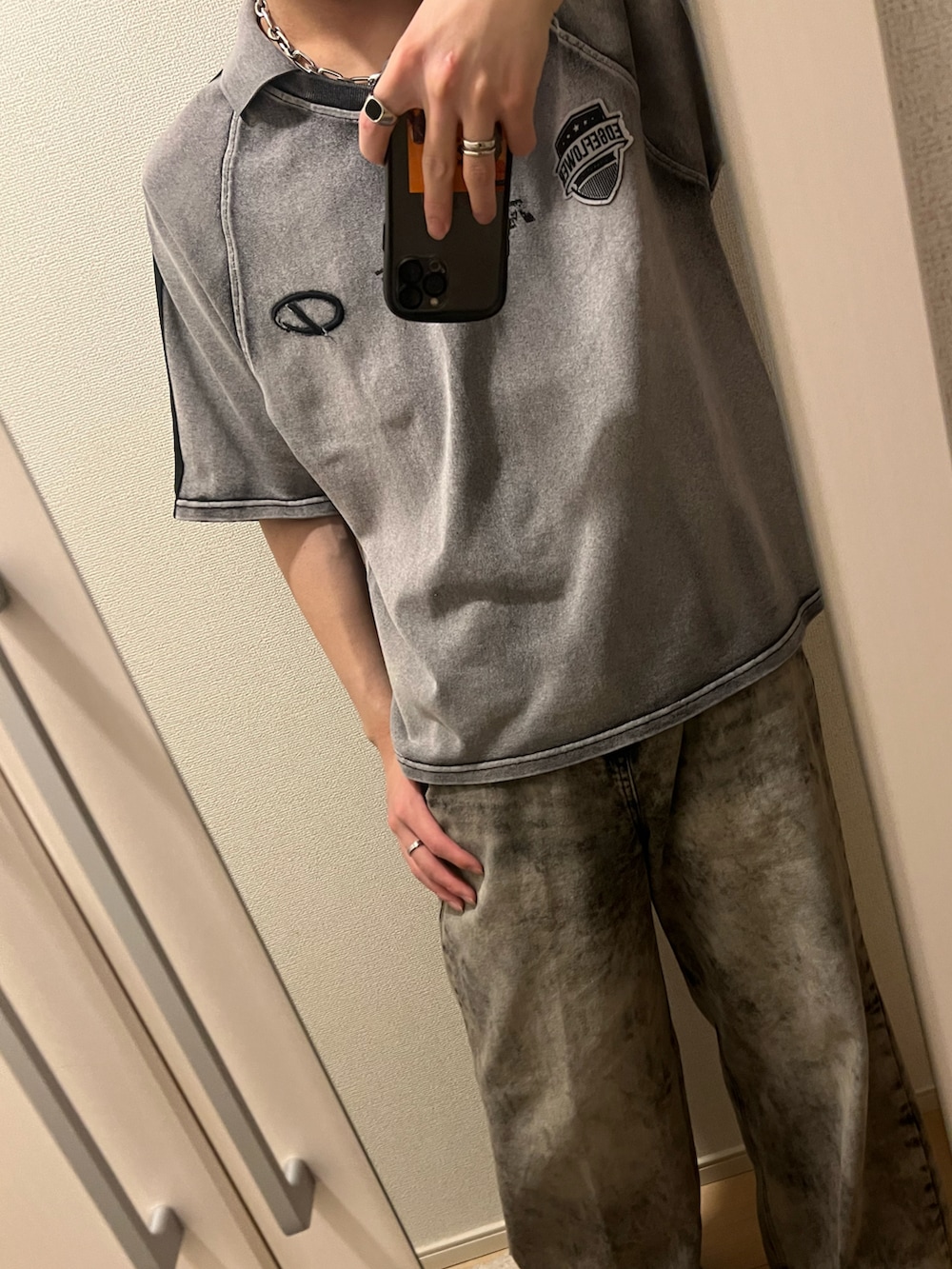 ホワイト系のTシャツ/カットソー、ホワイト系のブルゾン、ブラック系のデニムパンツを着用したメンズの春コーディネートの2枚目の写真