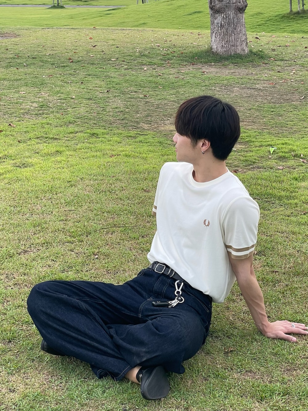 ホワイト系のTシャツ/カットソー、ブルー系のデニムパンツを着用したメンズの夏コーディネートの2枚目の写真