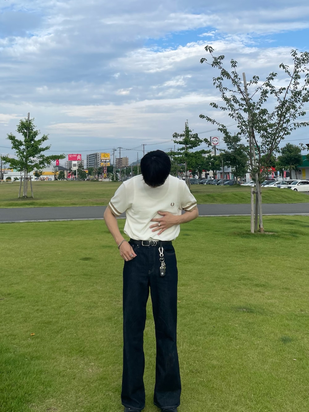 ホワイト系のTシャツ/カットソー、ブルー系のデニムパンツを着用したメンズの夏コーディネートの3枚目の写真