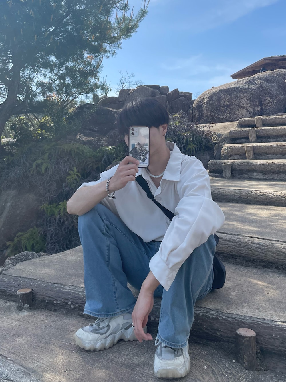 ホワイト系のシャツ/ブラウス、ブルー系のデニムパンツ、ホワイト系のスニーカーを着用したメンズの夏コーディネートの2枚目の写真