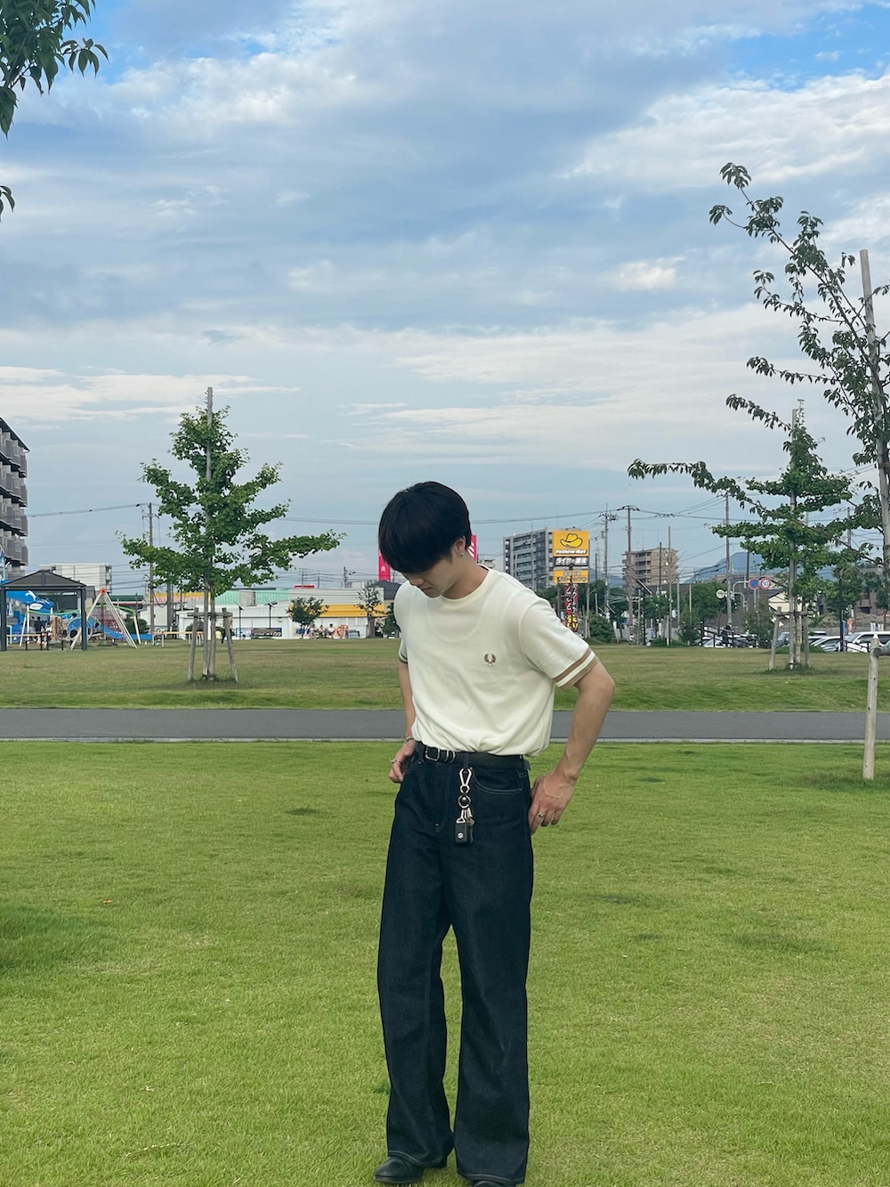 ホワイト系のTシャツ/カットソー、ブルー系のデニムパンツを着用したメンズの夏コーディネートの4枚目の写真