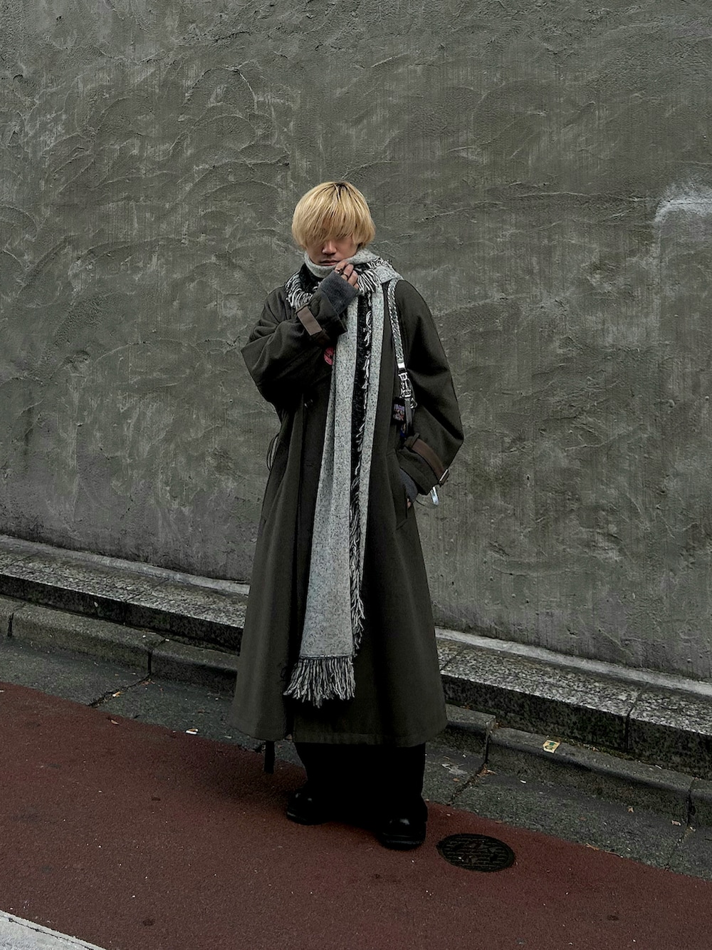 「冬アウター、マフラー、きれいめカジュアル、ロングコート、モードカジュアル、休日スタイル」｜「seytoのReversible fringe long muffler / リバーシブルフリンジロングマフラー（マフラー、グレー系）」を使った、yoshiさん（メンズ・168cm）の冬コーディネートの2枚目の写真