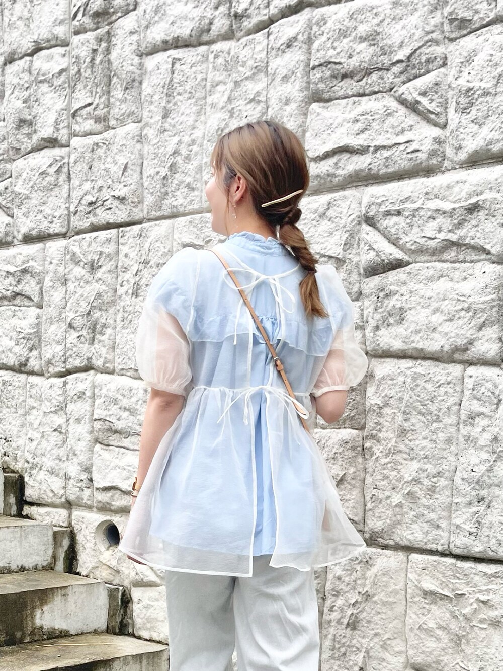 ブルー系のデニムパンツ、その他のシャツ/ブラウス、ベージュ系のショルダーバッグを着用したレディースの夏コーディネートの3枚目の写真