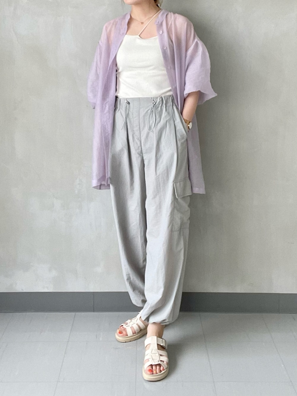 「高身長女子、高身長コーデ、LOWRYS FARM、淡色コーデ、夏コーデ、シンプル、休日スタイル、大人カジュアル、カジュアルコーデ、楽チンコーデ、ラフ、カーゴパンツ、ワイドパンツ、シアーシャツ、シャツスタイル」｜「LOWRYS FARMのハイウエストサイドポケットワイドパンツ　903804（その他パンツ、グレー系）」を使った、Yuikaさん（レディース・173cm）の夏コーディネートの2枚目の写真