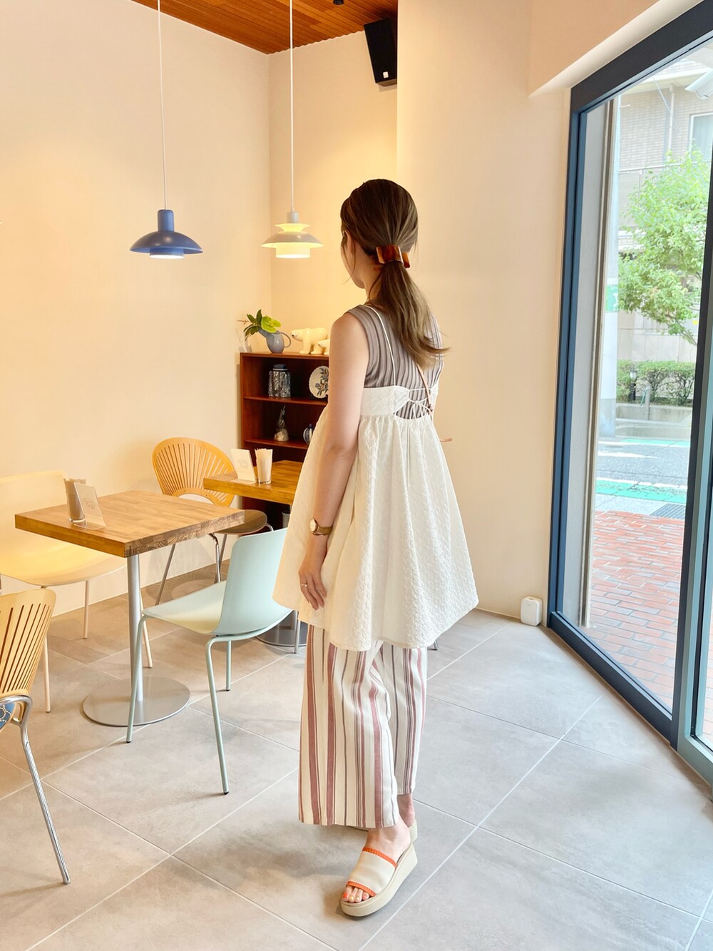 「高身長女子、高身長コーデ、淡色女子、淡色コーデ、LOWRYS FARM、カフェ、大人カジュアル、カジュアルコーデ、楽チンコーデ、夏コーデ、休日スタイル、チュニック、ワイドパンツ、柄パンツ」｜「LOWRYS FARMのエンボスキャミチュニック　704161（チュニック、ホワイト系）」を使った、Yuikaさん（レディース・173cm）の夏コーディネートの2枚目の写真