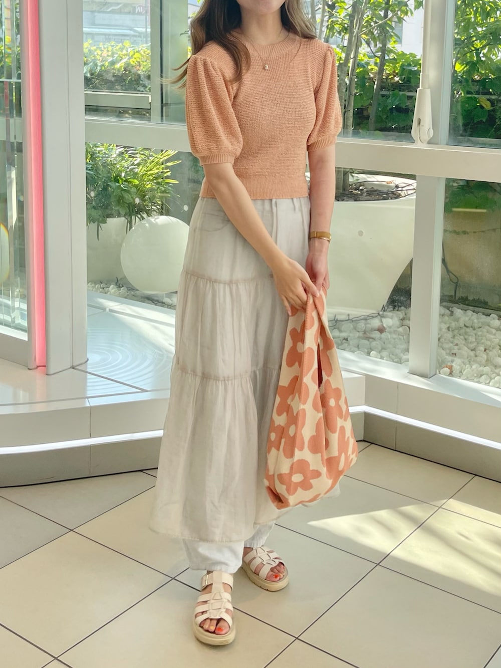 「ローリーズファーム(LOWRYS FARM)、高身長女子、高身長コーデ、淡色女子、淡色コーデ、差し色、差し色(ピンク)、ピンク、ピンクコーデ、大人カジュアル、きれいめカジュアル、レイヤードスタイル、シアー、デニム、休日スタイル」｜「LOWRYS FARMのシアーボリュームスカート　196374（スカート、ベージュ系）」を使った、Yuikaさん（レディース・173cm）の夏コーディネートの2枚目の写真