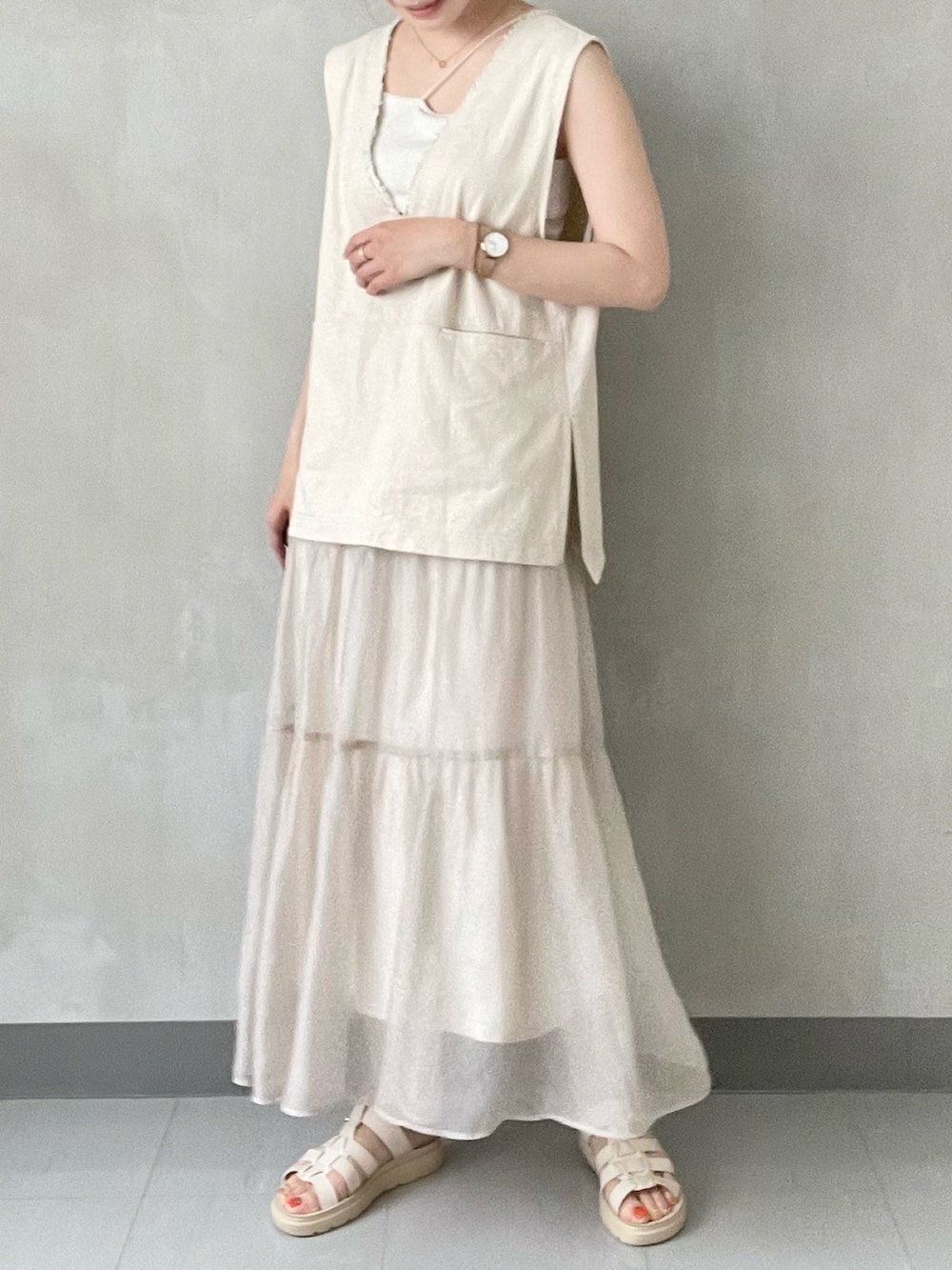 「ローリーズファーム(LOWRYS FARM)、高身長女子、高身長コーデ、骨格ウェーブ、イエベ春、淡色女子、淡色コーデ、ワントーンコーデ、ホワイトコーデ、トレンド、ノースリーブ、ベスト、キャミソール、スカート、シアー」｜「LOWRYS FARMのフリンジベストノースリーブ　195482（ベスト、ホワイト系）」を使った、Yuikaさん（レディース・173cm）の夏コーディネートの3枚目の写真