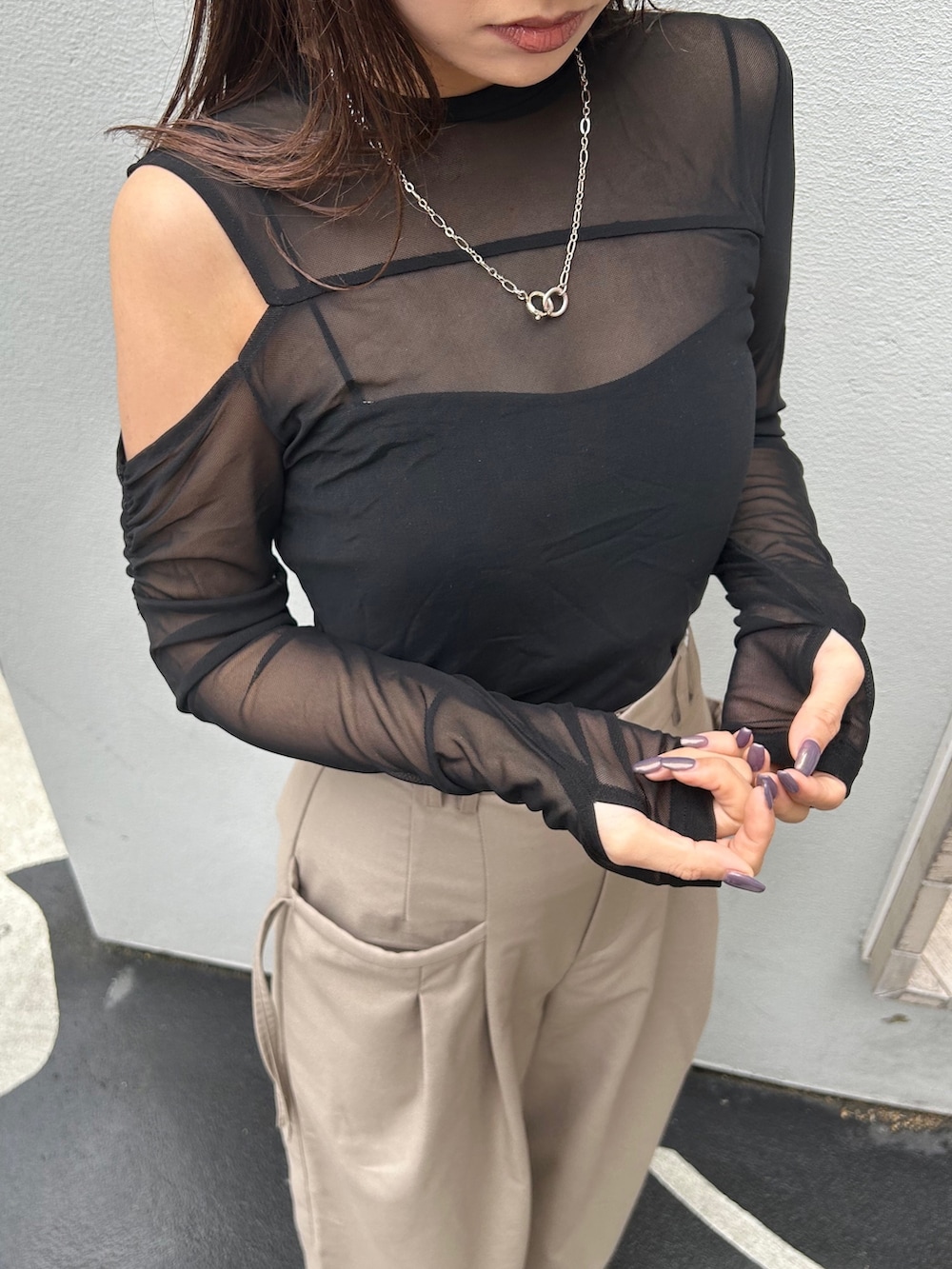 ブラック系のTシャツ/カットソー、ベージュ系のその他パンツ、ブラック系のブーツを着用したレディースの春コーディネートの4枚目の写真