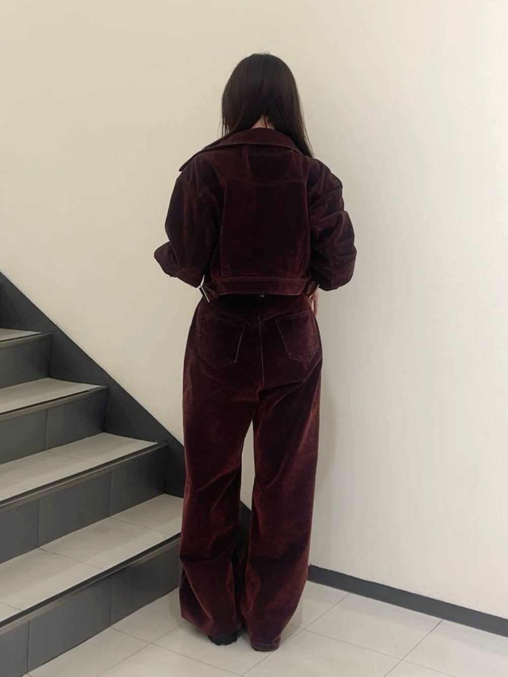 レッド系のデニムジャケット、レッド系のデニムパンツ、ブラック系のブーツを着用したレディースの夏コーディネートの3枚目の写真