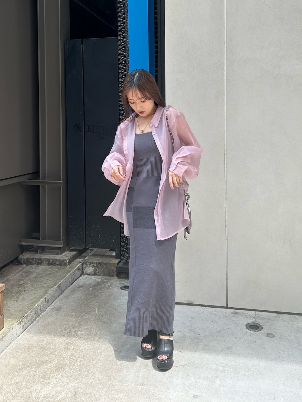 ピンク系のシャツ/ブラウス、グレー系のワンピース、グレー系のショルダーバッグを着用したレディースの春コーディネートの2枚目の写真