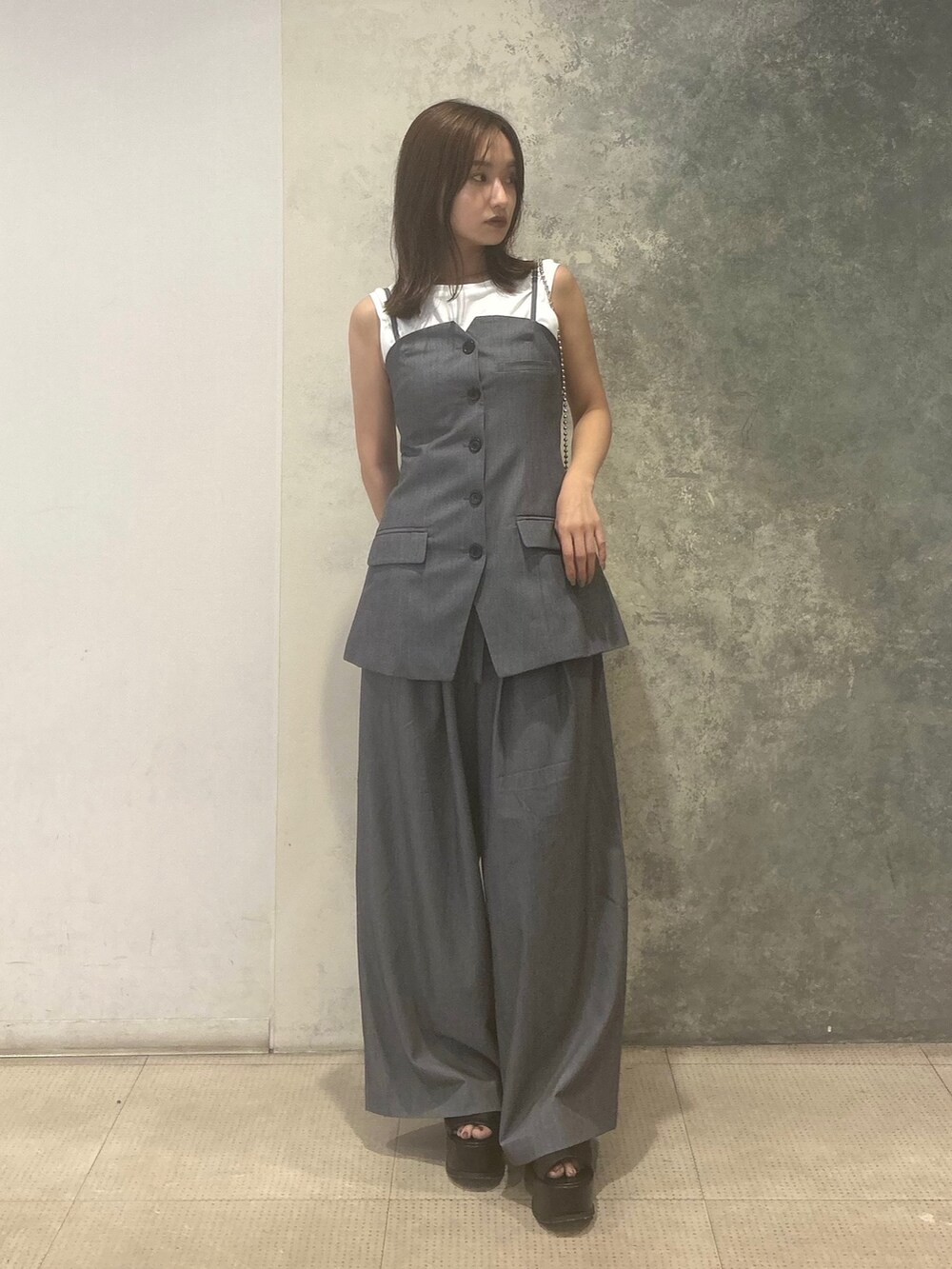 グレー系のキャミソール、ホワイト系のタンクトップ、グレー系のその他パンツを着用したレディースの春コーディネートの2枚目の写真