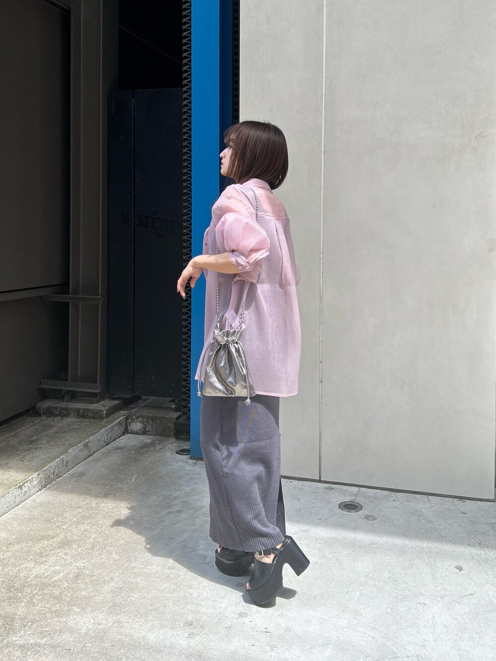 ピンク系のシャツ/ブラウス、グレー系のワンピース、グレー系のショルダーバッグを着用したレディースの春コーディネートの3枚目の写真