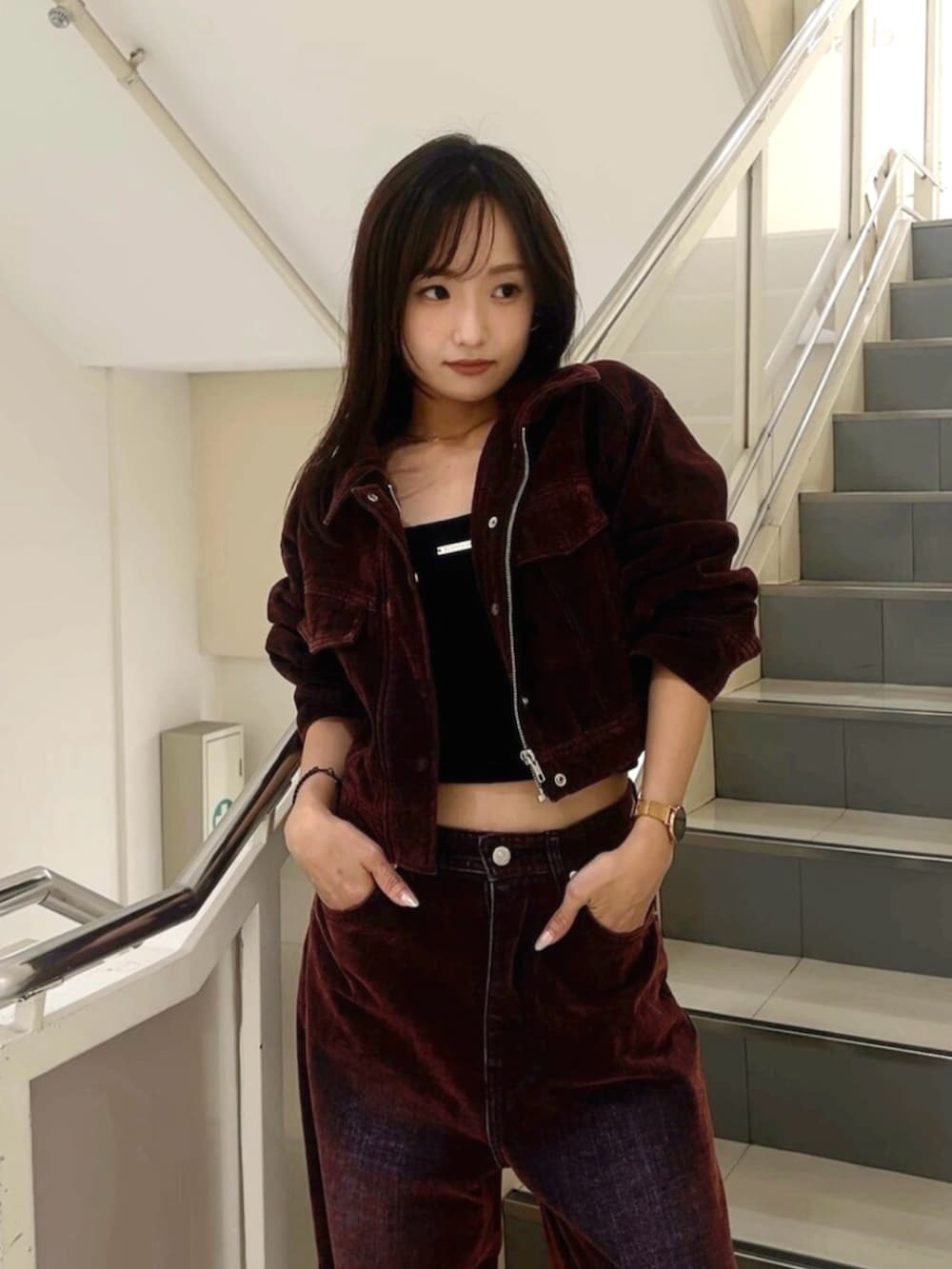レッド系のデニムジャケット、レッド系のデニムパンツ、ブラック系のブーツを着用したレディースの夏コーディネートの4枚目の写真