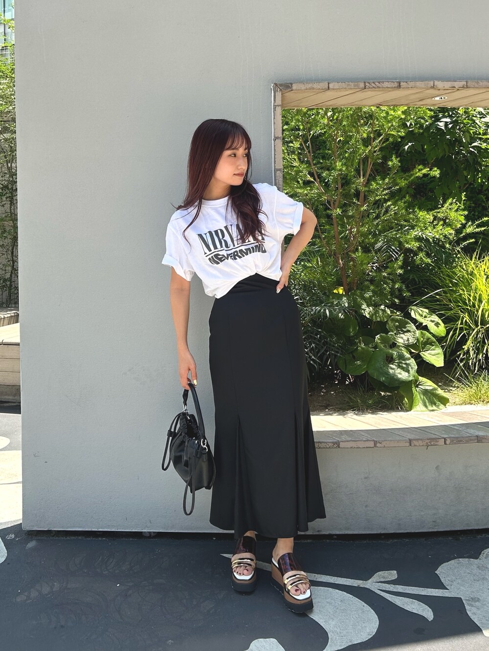 ブラック系のスカート、ホワイト系のTシャツ/カットソー、ホワイト系のベストを着用したレディースの夏コーディネートの3枚目の写真