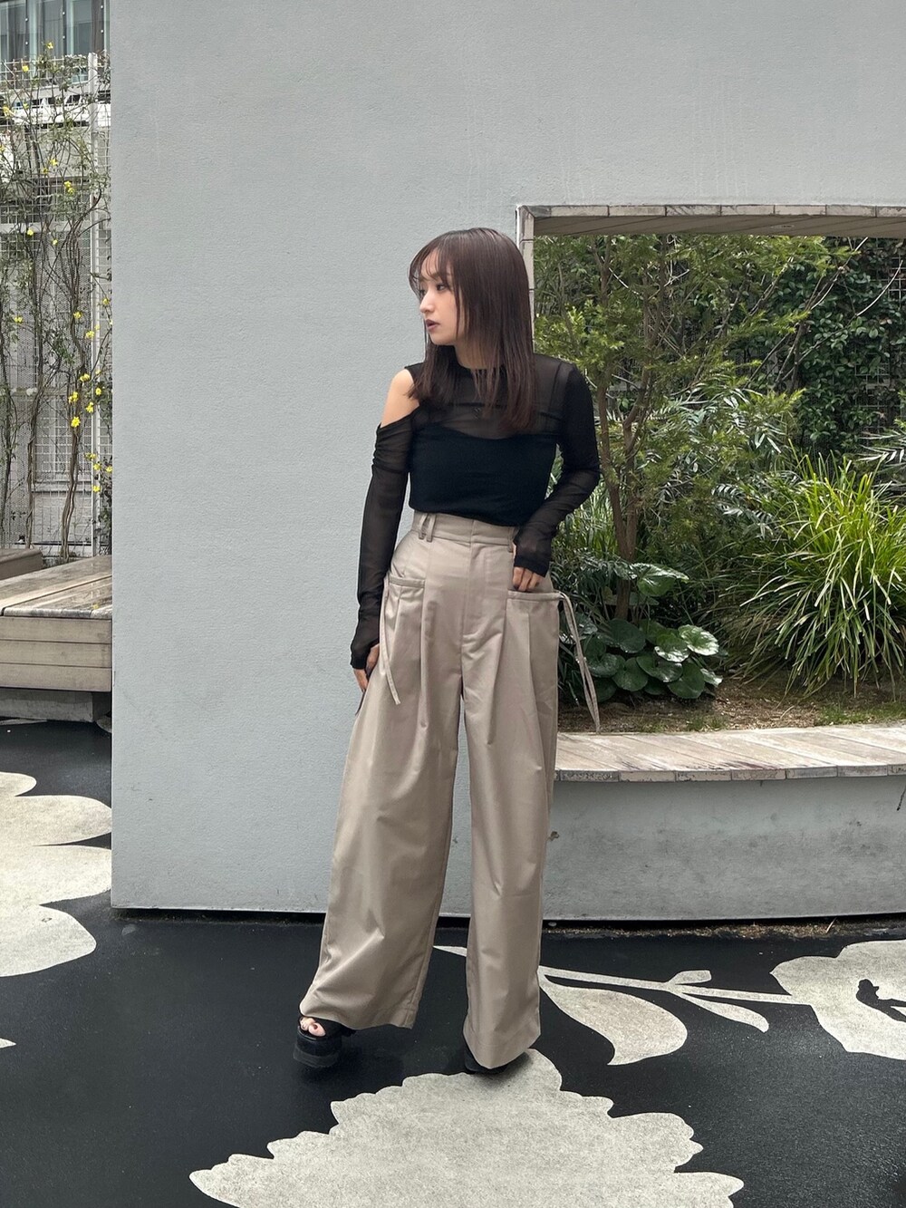 ブラック系のTシャツ/カットソー、ベージュ系のその他パンツ、ブラック系のブーツを着用したレディースの春コーディネートの2枚目の写真