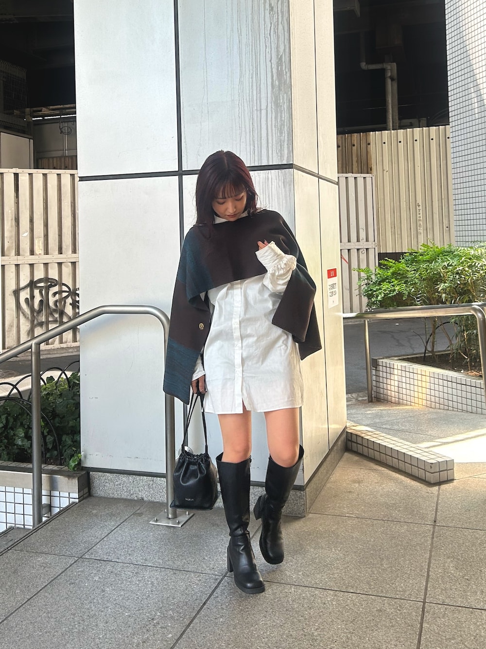 その他のワンピース、ブラック系のブーツを着用したレディースの秋コーディネートの2枚目の写真