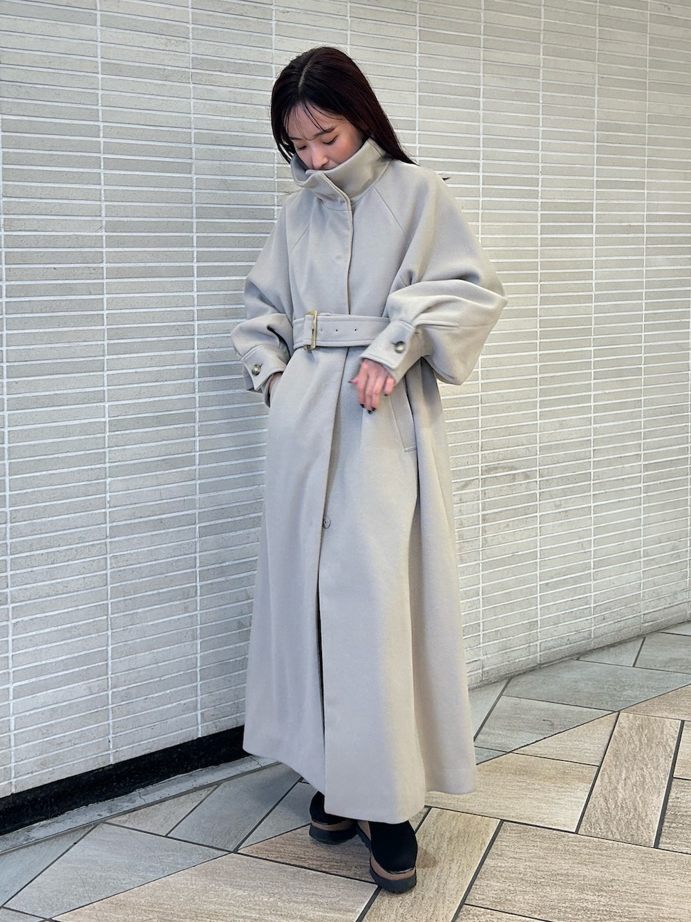 ホワイト系のその他アウターを着用したレディースの秋コーディネートの3枚目の写真
