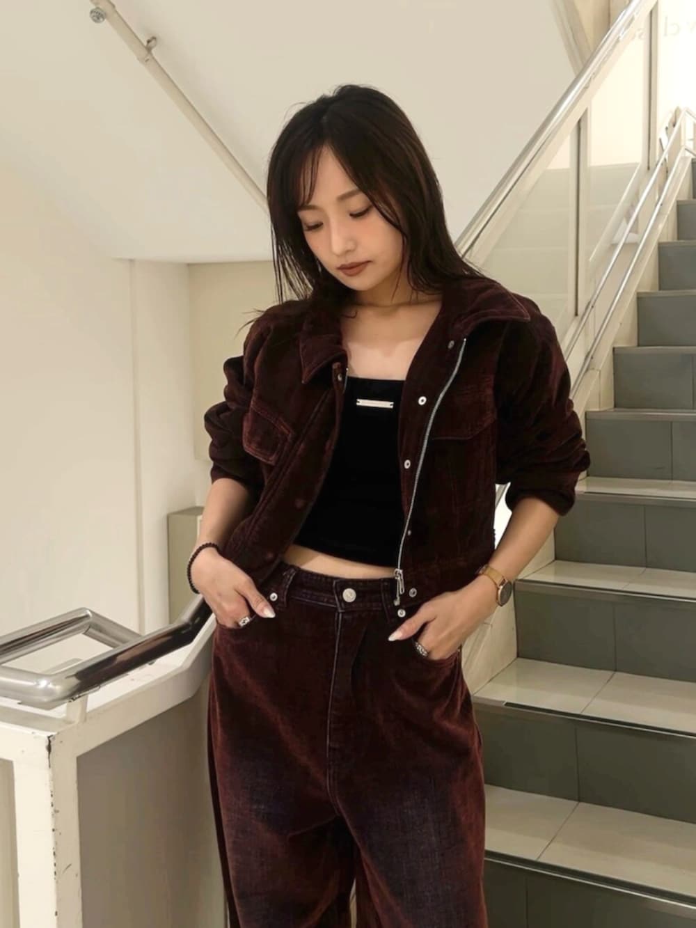 レッド系のデニムジャケット、レッド系のデニムパンツ、ブラック系のブーツを着用したレディースの夏コーディネートの5枚目の写真