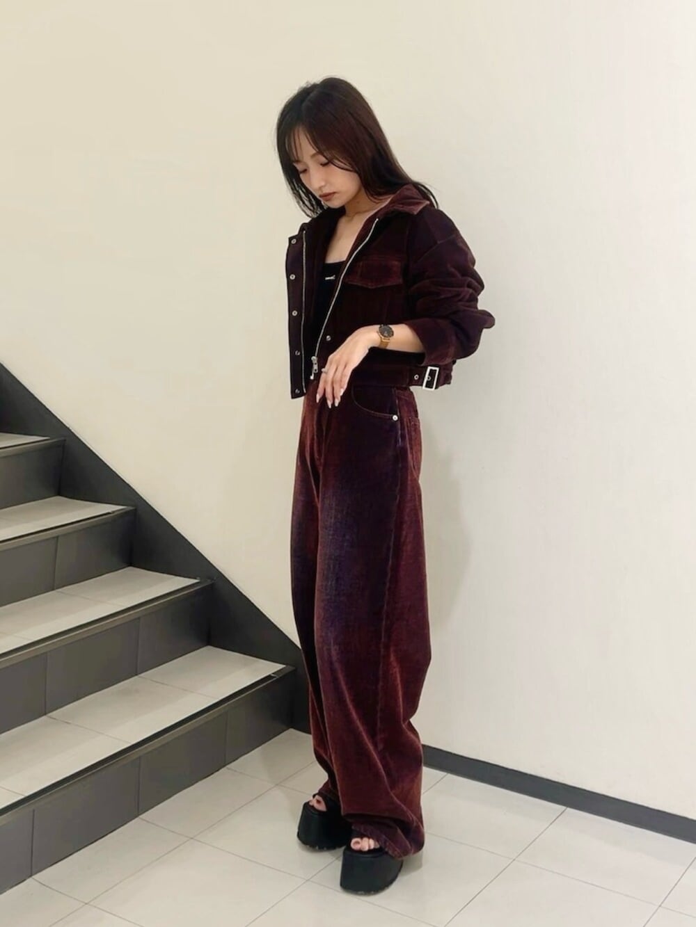 レッド系のデニムジャケット、レッド系のデニムパンツ、ブラック系のブーツを着用したレディースの夏コーディネートの2枚目の写真