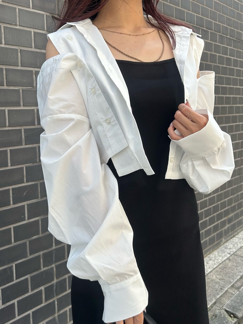 ホワイト系のシャツ/ブラウス、ブラック系のワンピース、ブラック系のサンダルを着用したレディースの夏コーディネートの3枚目の写真