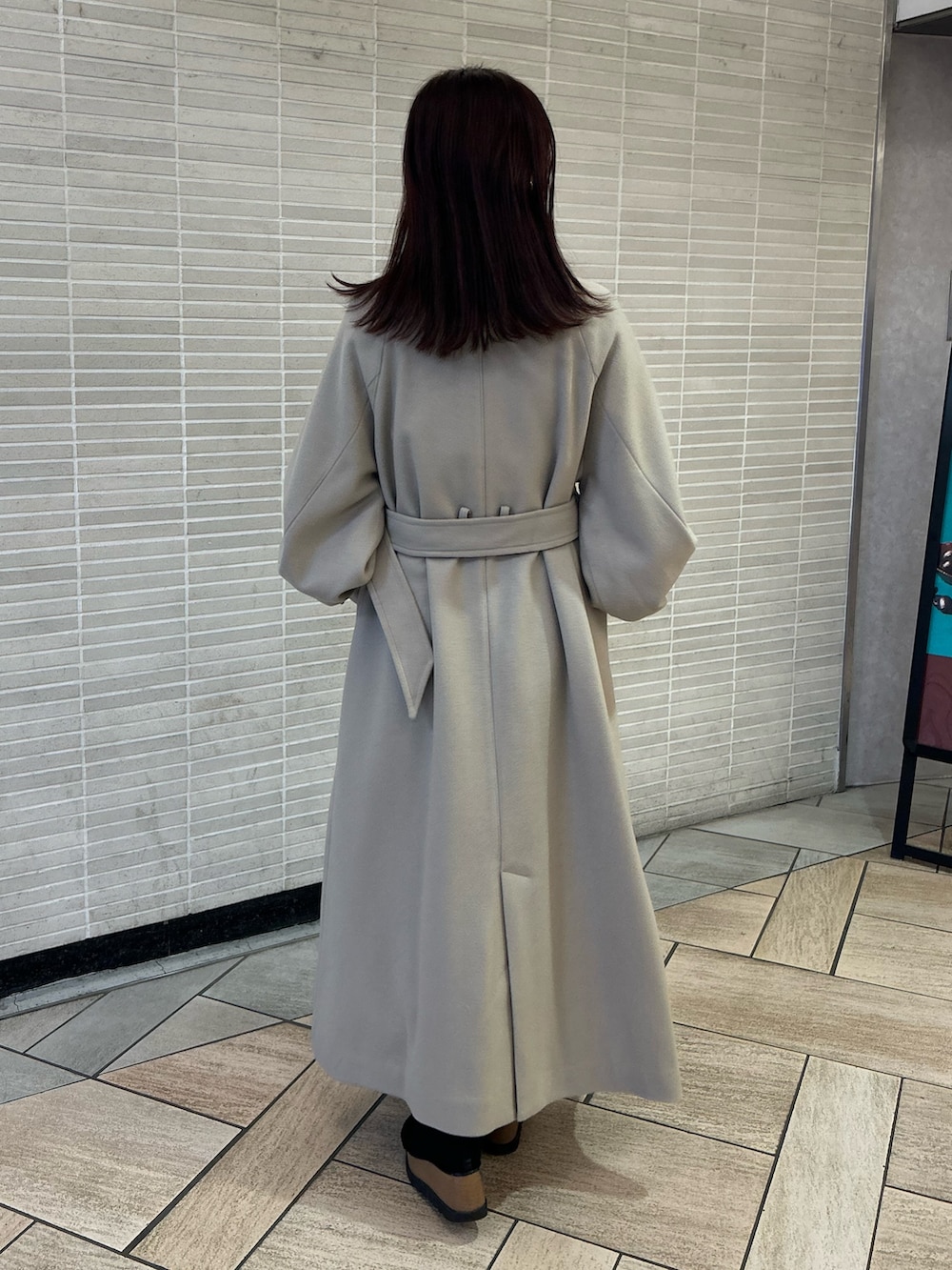 ホワイト系のその他アウターを着用したレディースの秋コーディネートの5枚目の写真