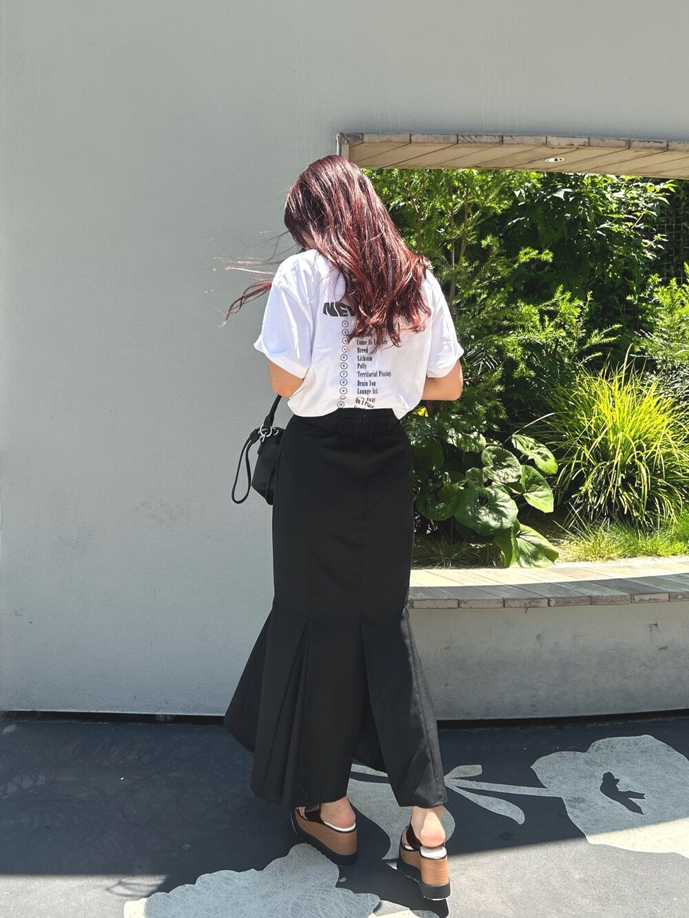 ブラック系のスカート、ホワイト系のTシャツ/カットソー、ホワイト系のベストを着用したレディースの夏コーディネートの5枚目の写真