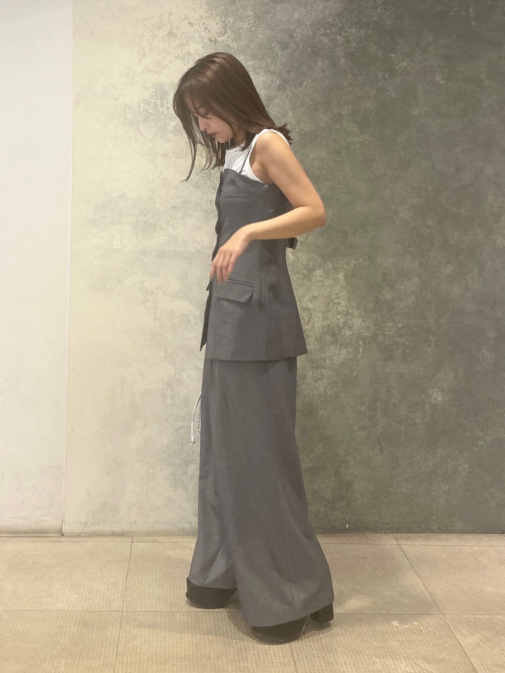 グレー系のキャミソール、ホワイト系のタンクトップ、グレー系のその他パンツを着用したレディースの春コーディネートの3枚目の写真