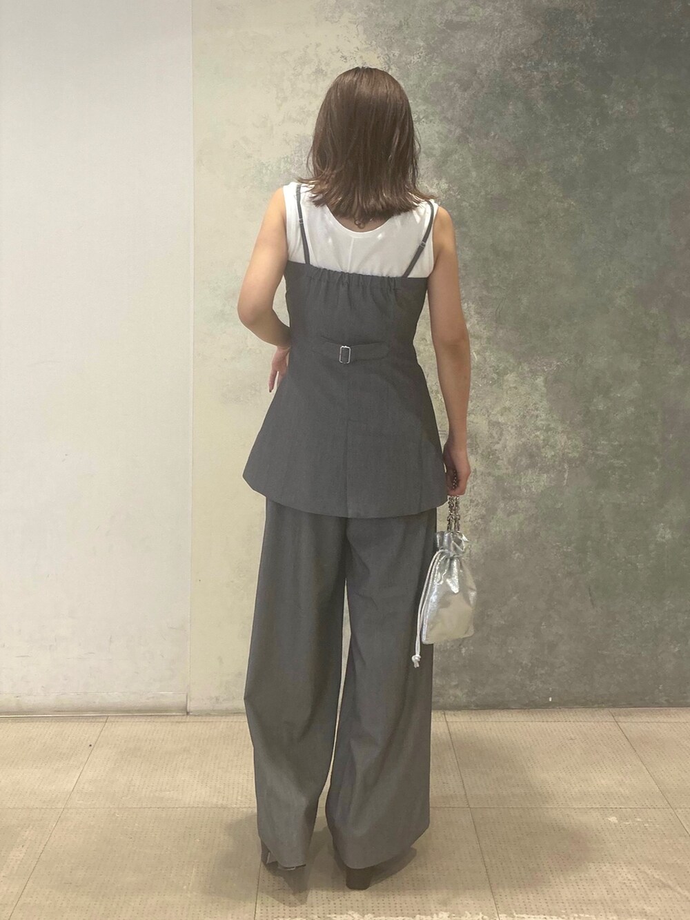 グレー系のキャミソール、ホワイト系のタンクトップ、グレー系のその他パンツを着用したレディースの春コーディネートの4枚目の写真