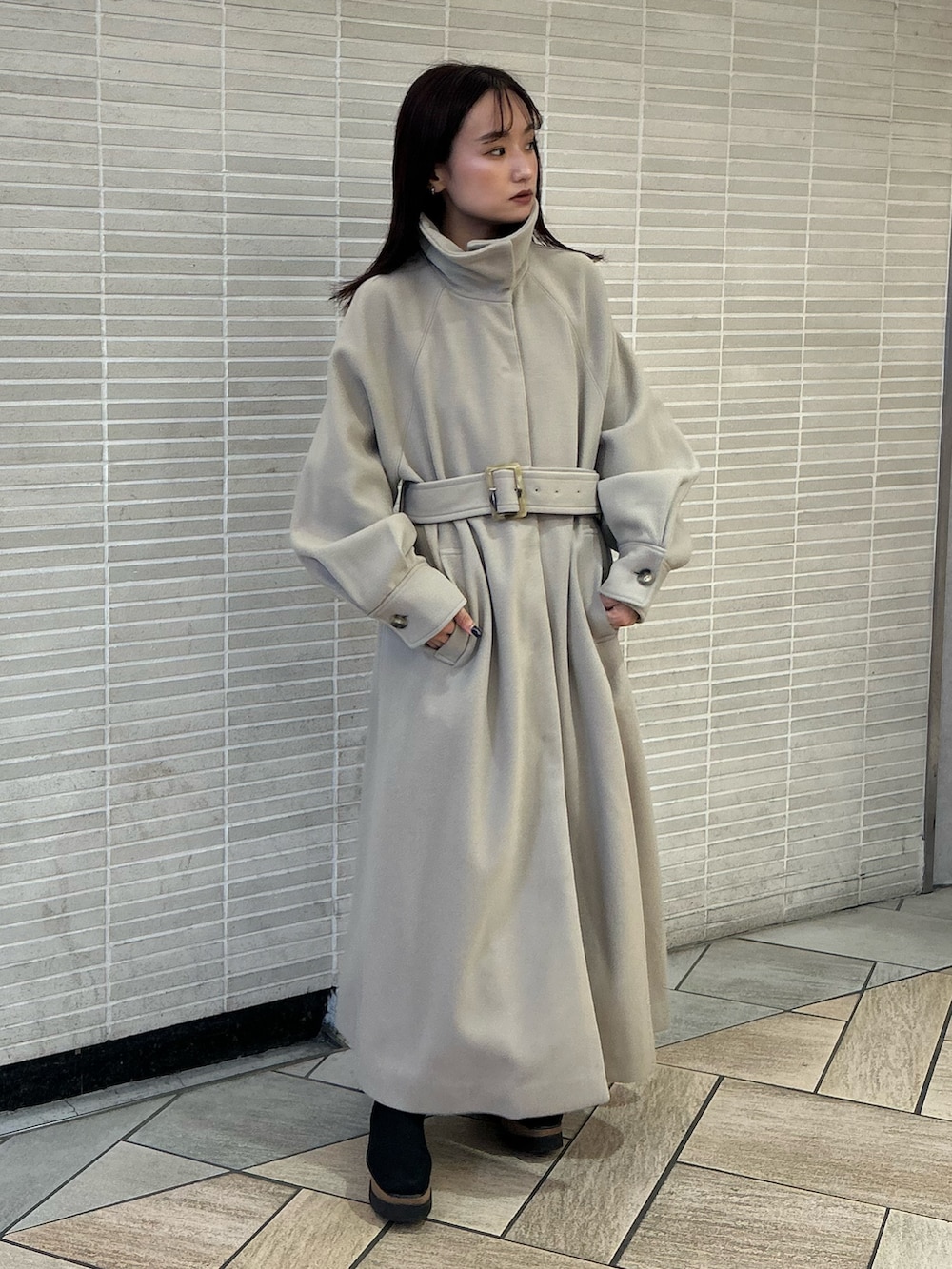 ホワイト系のその他アウターを着用したレディースの秋コーディネートの2枚目の写真