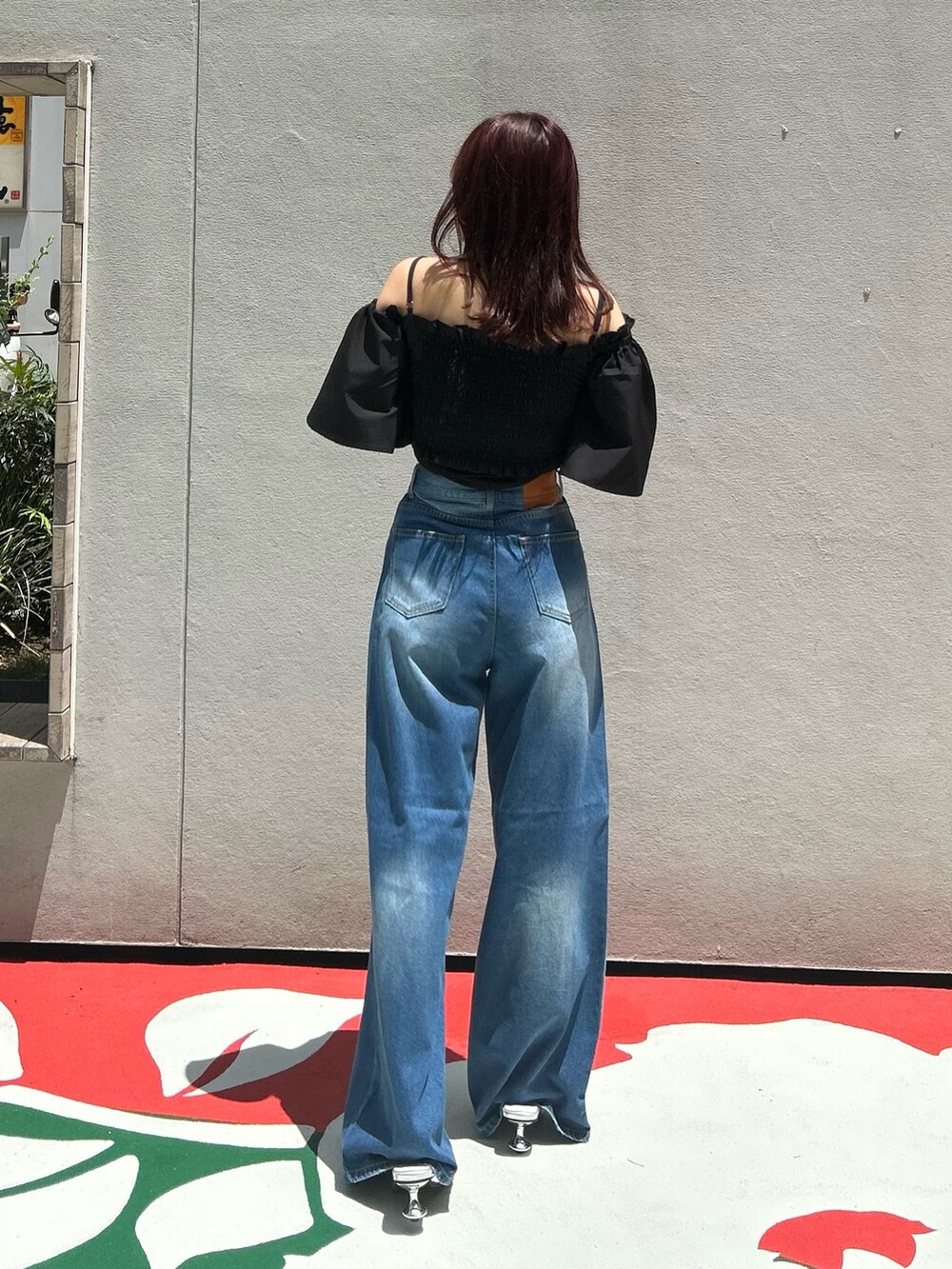 山本彩雅さんの「オフショルクロップドブラウス（MURUA）」を使ったコーディネートの5枚目の写真