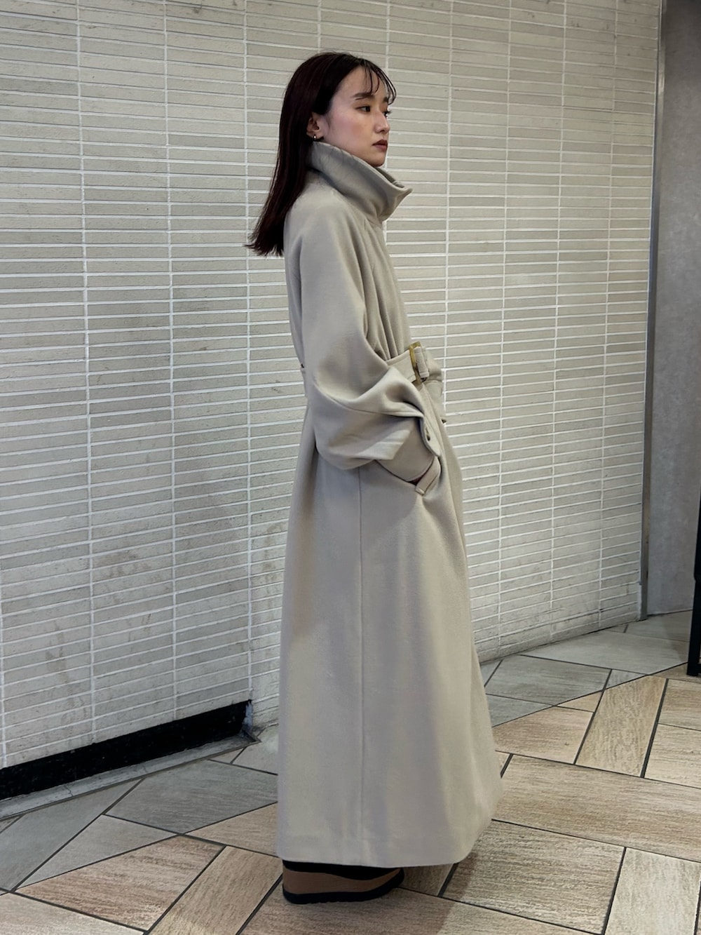 ホワイト系のその他アウターを着用したレディースの秋コーディネートの4枚目の写真