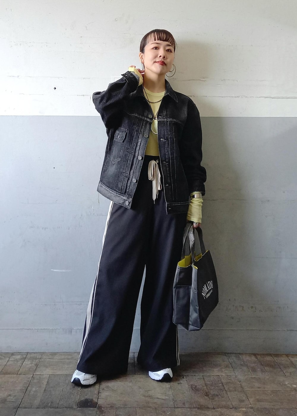 「【Levi's(R) BIOTOP】 TYPE 2 TRUCKER BLK EX、Levi's(R)、リーバイス、ビオトープ、BIOTOP、ラコステ、ノマディス、初春コーデ、春コーデ、お出かけコーデ、旅行コーデ、アウトドアコーデ、スポーツミックス、モード、ストリート」｜「LACOSTEの【LACOSTE for ADAM ET ROPE'】STORM 96 2K（スニーカー、ホワイト系）」を使った、touharaさん（レディース・158cm）の冬コーディネートの4枚目の写真