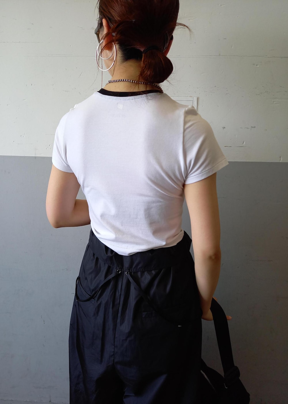 「Wbag_pickup、Hanes、ヘインズ、春コーデ、初夏コーデ、夏コーデ、お出かけコーデ、旅行コーデ、アウトドアコーデ、フェスコーデ、雨の日コーデ、スポーツミックス、ストリート、大人カジュアル、パンツスタイル」|「ADAM ET ROPE'のカバーヒールサンダル(サンダル、ブラック系)」を使った、touharaさん(レディース・158cm)の春コーディネートの9枚目の写真