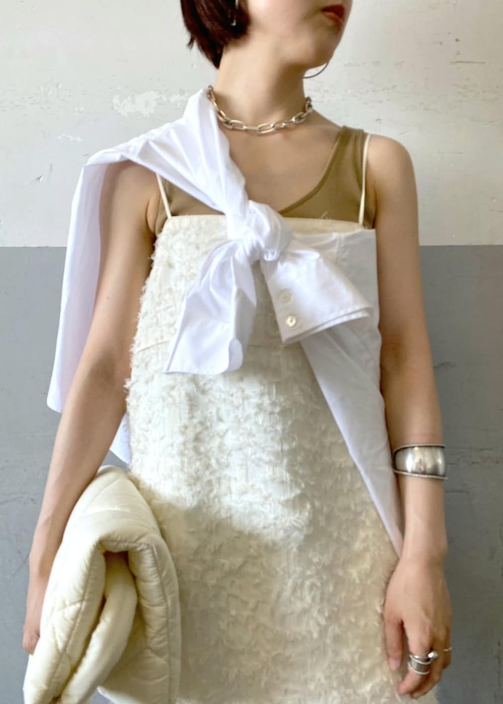 「ジャガード、キャミソール、カップ付き、タンクトップ、逸品、ADAM ET ROPÉ、FEMME、SDGs、サステナブル、骨格ウェーブ、イエベ、きれいめカジュアル、大人カジュアル、フェミニン、レイヤード」｜「ADAM ET ROPE'の【サステナブル・A4対応】キルティングトートバッグ（トートバッグ、ホワイト系）」を使った、touharaさん（レディース・158cm）の夏コーディネートの5枚目の写真