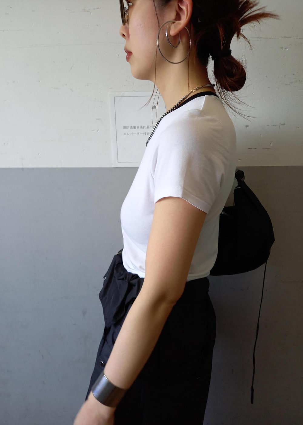 「Wbag_pickup、Hanes、ヘインズ、春コーデ、初夏コーデ、夏コーデ、お出かけコーデ、旅行コーデ、アウトドアコーデ、フェスコーデ、雨の日コーデ、スポーツミックス、ストリート、大人カジュアル、パンツスタイル」|「ADAM ET ROPE'のカバーヒールサンダル(サンダル、ブラック系)」を使った、touharaさん(レディース・158cm)の春コーディネートの8枚目の写真