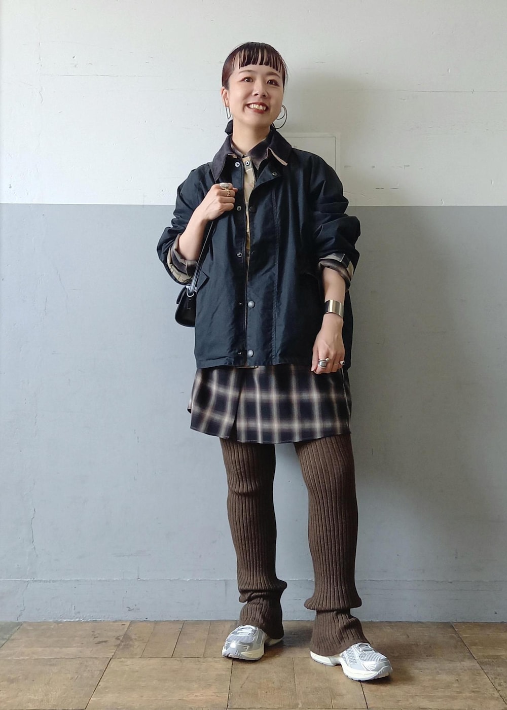 「バブアー、barbour、トランスポート、ASICS、アシックス、ブルガリア製、ヘイップ、秋コーデ、初冬コーデ、デートコーデ、お出かけコーデ、旅行コーデ、スポーツミックス、大人カジュアル、スカートスタイル」｜「Barbourの《別注》【Barbour/バブアー】TRANSPORT リバーシブルブルゾン / ブルガリア製（ブルゾン、ブラック系）」を使った、touharaさん（レディース・158cm）の秋コーディネートの2枚目の写真