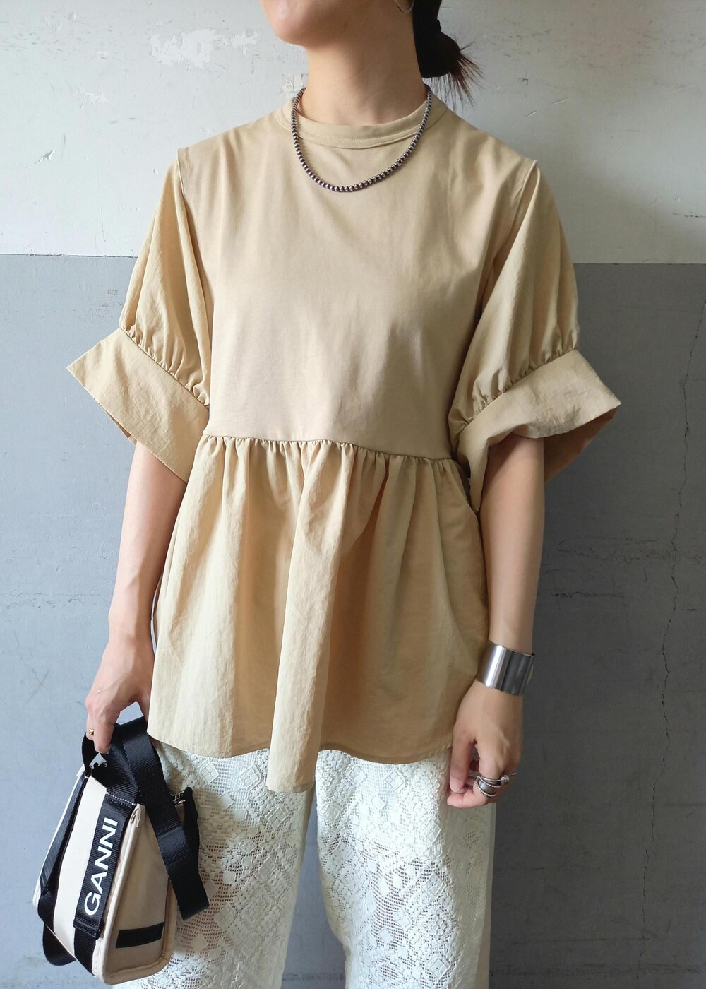 ホワイト系のその他パンツ、ベージュ系のトートバッグ、ベージュ系のTシャツ/カットソーを着用したレディースの夏コーディネートの6枚目の写真