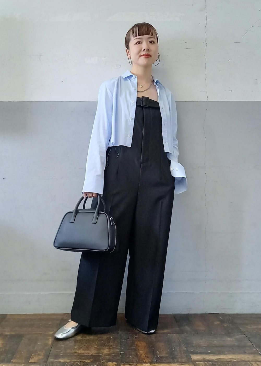 「HOMMEgirls、オムガールズ、メリージェーン、ボストン、ブルー、長袖、シャツ、ライトブルー、襟、ワイシャツ、ワイド、十分丈、オールインワン、サロペット、オーバーオール」｜「ADAM ET ROPE'の【サステナブル】ラウンドミニロゴボストンバッグ（ボストンバッグ、ブラック系）」を使った、touharaさん（レディース・158cm）の秋コーディネートの8枚目の写真