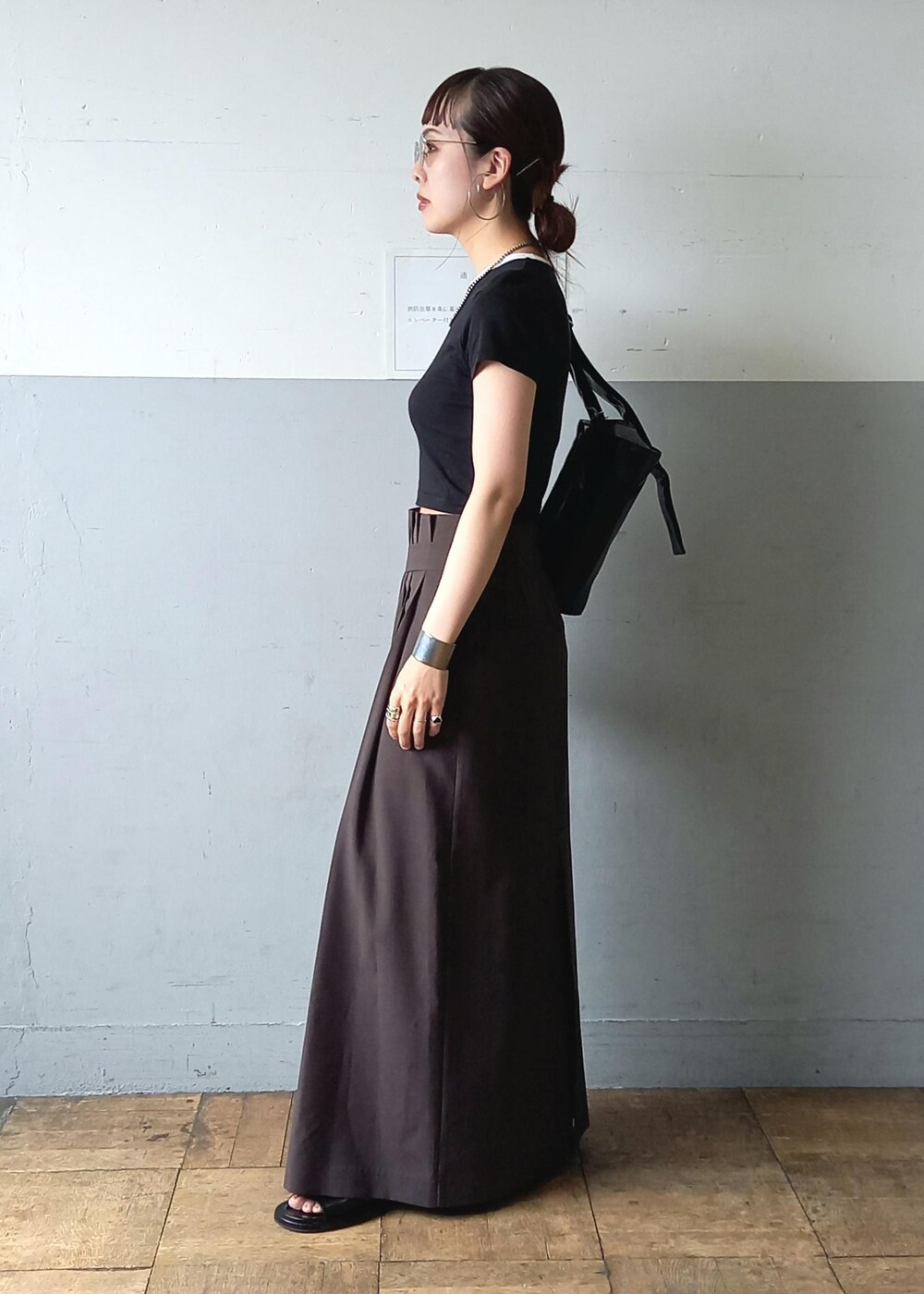 「カラーレンズ、カラーサングラス、Hanes、ヘインズ、クロップドTEE、Wbag&shoes_pickup、おすすめシューズ、初夏コーデ、夏コーデ、デートコーデ、お出かけコーデ、旅行コーデ、女子会コーデ、大人カジュアル、スカートスタイル」|「ADAM ET ROPE'の【サステナブル】パフミニショルダーバッグ(ショルダーバッグ、ブラック系)」を使った、touharaさん(レディース・158cm)の春コーディネートの8枚目の写真